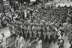 V roce 1938 se samozřejmě konaly i akce na obranu svobodného a demokratického Československa. Na snímku manifestační průvod sokolů u příležitosti Všesokolského sletu nadšeně pozdravovaný obyvateli Prahy.