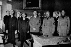 Galerie zrádců a zločinců: zleva – Neville Chamberlain, Edouard Daladier, Adolf Hitler a Benito Mussolini. Po porážce Francie nechá Adolf Hitler Edouarda Daladiera, který mu v Mnichově naservíroval Československo jako na zlatém podnosu, zavřít do koncentračního tábora.