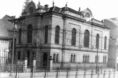 Synagoga v Malé Hradební ulici v Ústí nad Labem před a po pogromu během Křišťálové noci.